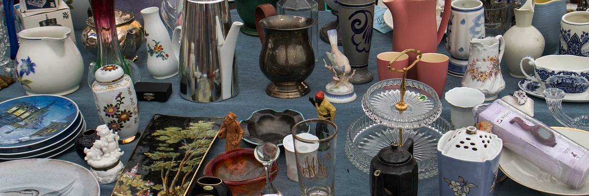 Flohmarktstand mit Vasen, Tellern, Gläsern etc.