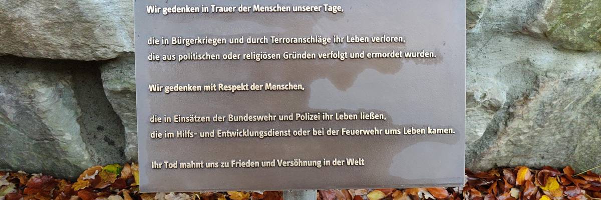 Bronzetafel auf der rechten Seite des Gedenkortes Alt-Laatzen