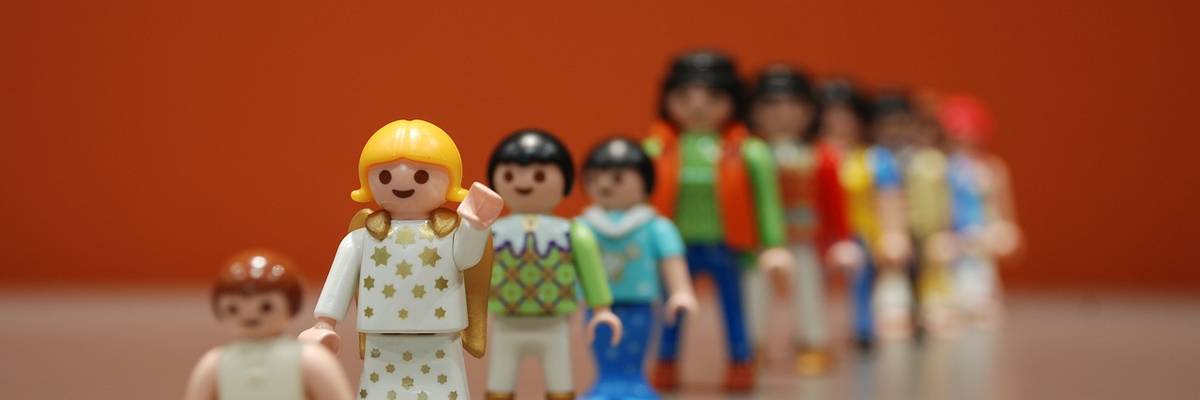 Mehrere Playmobil-Figuren stehen in einer Schlange hintereinander