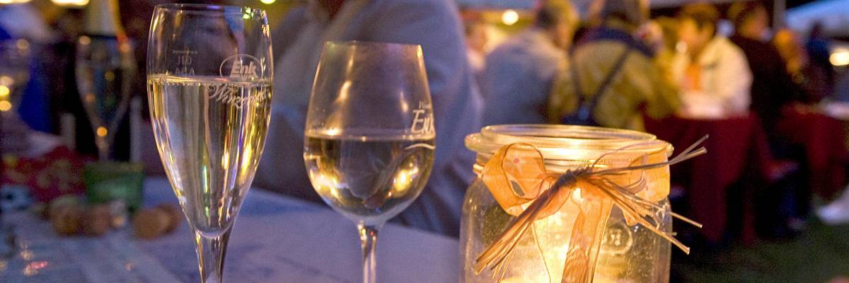 Weingläser auf einem Tisch im Park vor dem alten Rathaus