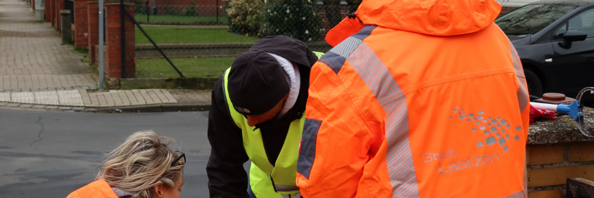 Zwei Frauen mit orangefarbenen Westen.