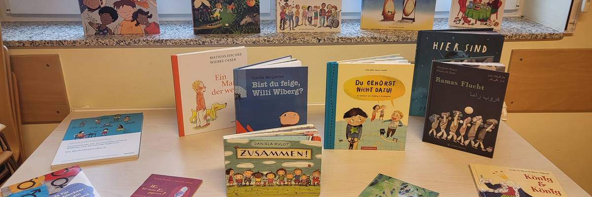 Auf einem Tisch stehen viele verschiedenen Kinderbücher.