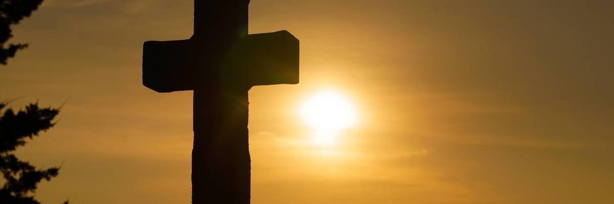 Kreuz im Sonnenaufgang
