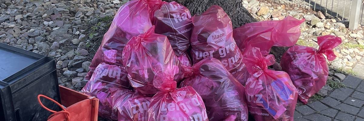 Mülltüten © Stadt Laatzen/Quartoersmanagement Mehrere pinke Mülltüten liegen auf einem Haufen aufgestappelt.