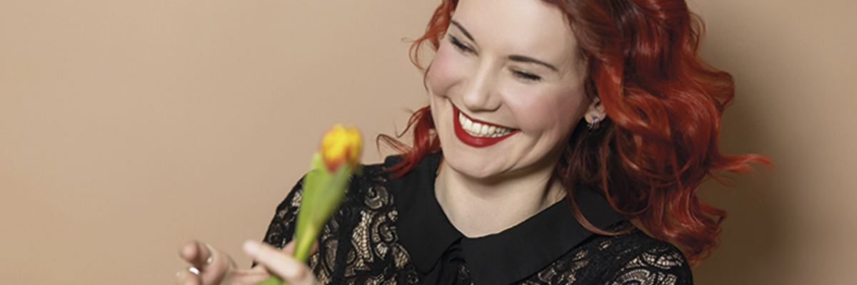 Sängerin Sarah Straub mit einer Tulpe in der Hand