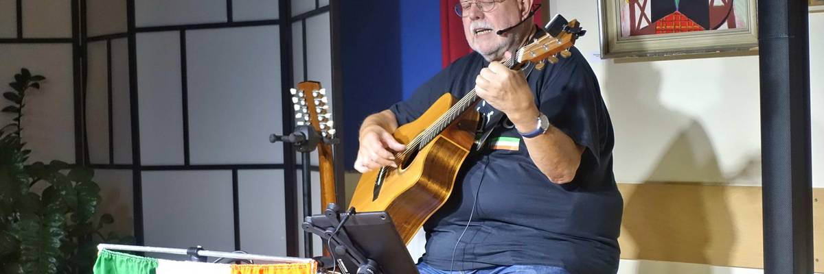 Mann mit einer Gitarre