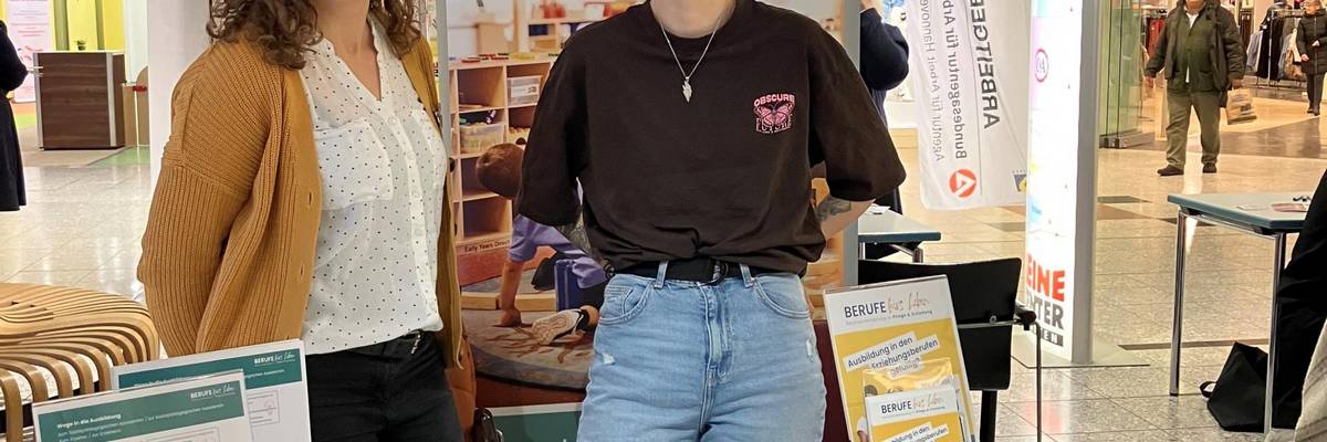 Eine Mitarbeiterin von pro regio e.V.  und eine Ausbildungsbotschafterin der Stadt Laatzen stehen an dem Messestand von pro regio e.V.