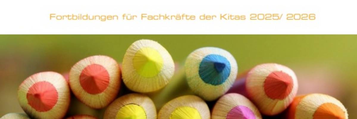 Deckblatt unserer neuen Kita Akademie Broschüre © Stadt Laatzen Foto pexels Das Deckblatt der Broschüre Kita Akademie ist zu sehen. Das Logo der Stadt Laatzen ist mit enthalten. Weiterhin sieht man die Überschrift Kita Akademie. Ein Foto mit Stiften ist zu sehen. Die Buntstifte liegen aufeinander und die Stiftspitzen zeigen nach vorn.