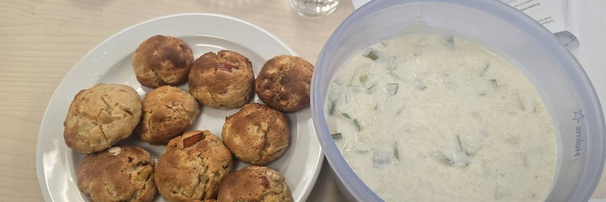 Es stehen auf einem Tisch zwei Schalen. Eine Schale mit Apfel- Quarkbällchen und eine Schale mit einem gesunden Dip.