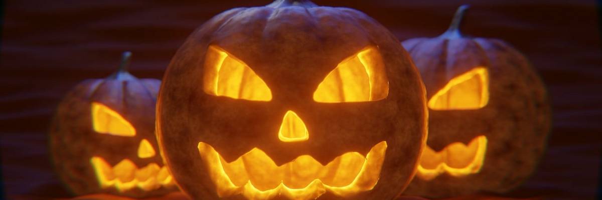 Kürbisgesichter beleuchtet