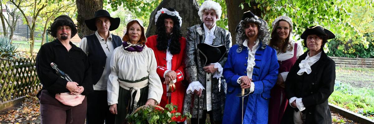 Gruppe der Darstellendenden in Gewandung vor dem Tordenskiold-Gedenkstein