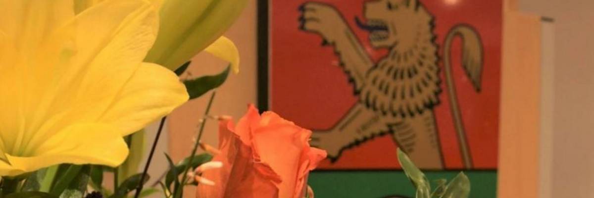 Blumen vor dem Laatzener Stadtwappen