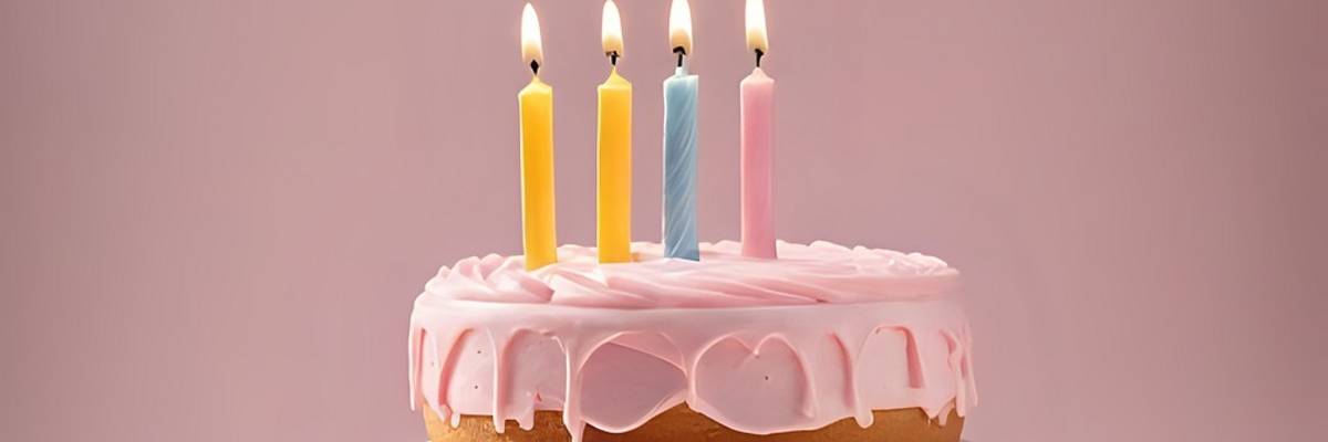 Torte mit vier brennenden Kerzen