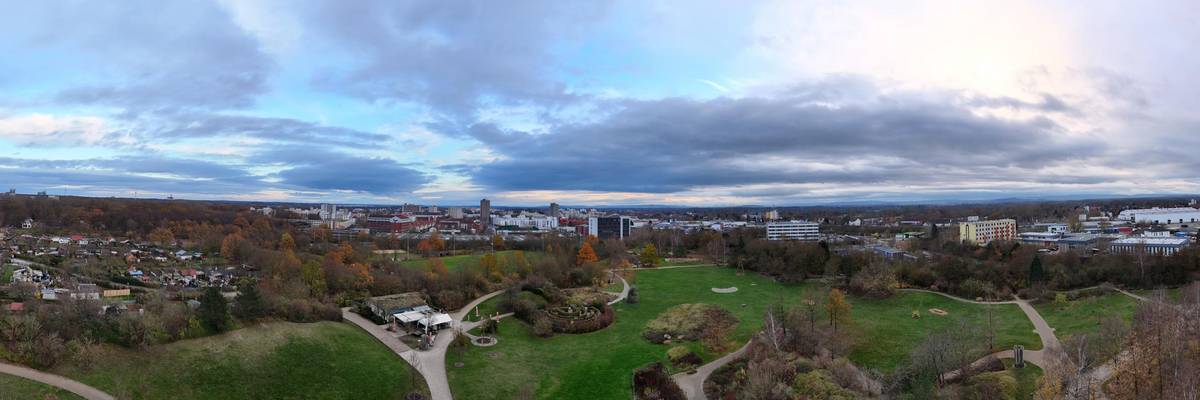 Eine Drohne hat den Park der Sinne von oben fotografiert. Der gesamte Park mit Wegen und Grünflächen ist zu erkennen.