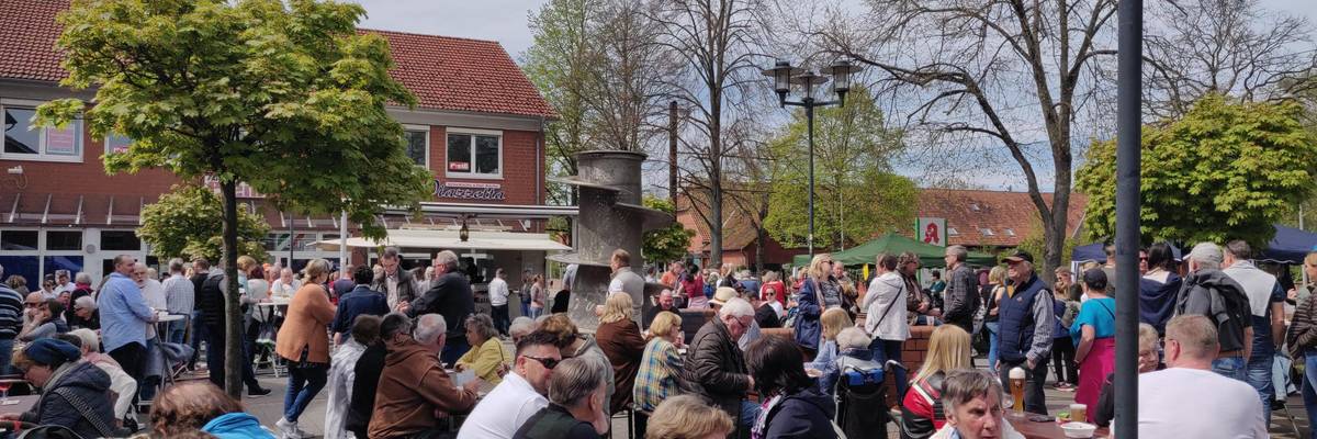 Blick auf den Marktplatz Rethen mit mit Besuchenden und Ständen