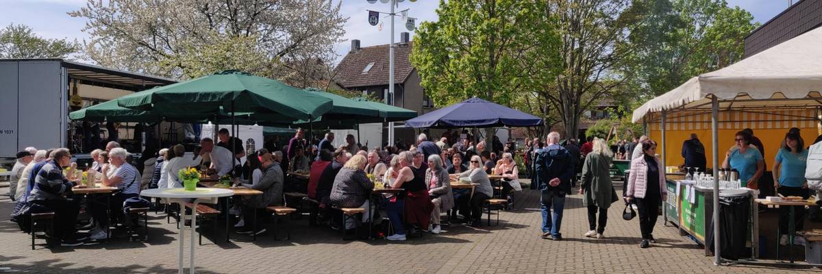 Blick auf den Parkplatz Gleidingen mit mit Besuchenden und Ständen