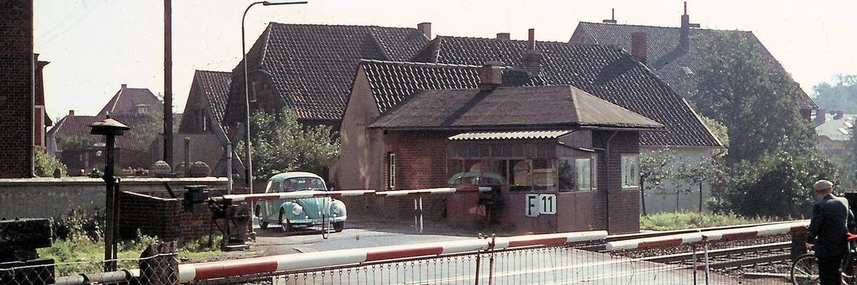 Foto des Bahnübergangs Zentralstraße in Laatzen im Jahr 1972
