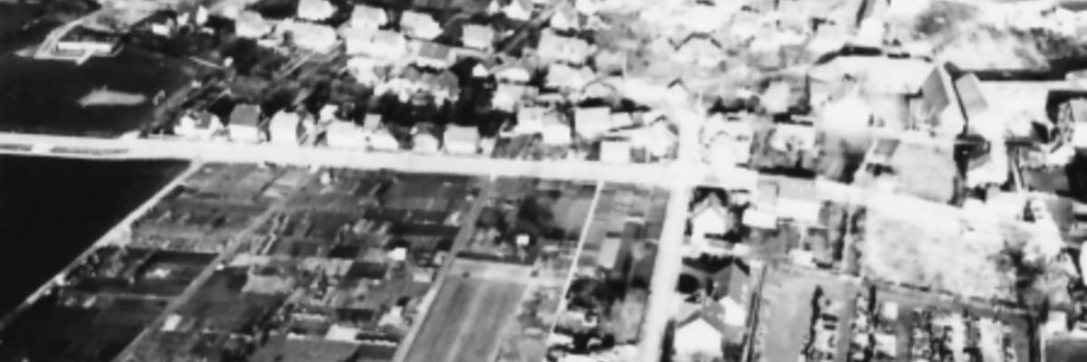 Luftaufnahme mit Straßen, Gebäuden und landwirtschaftlichen Flächen