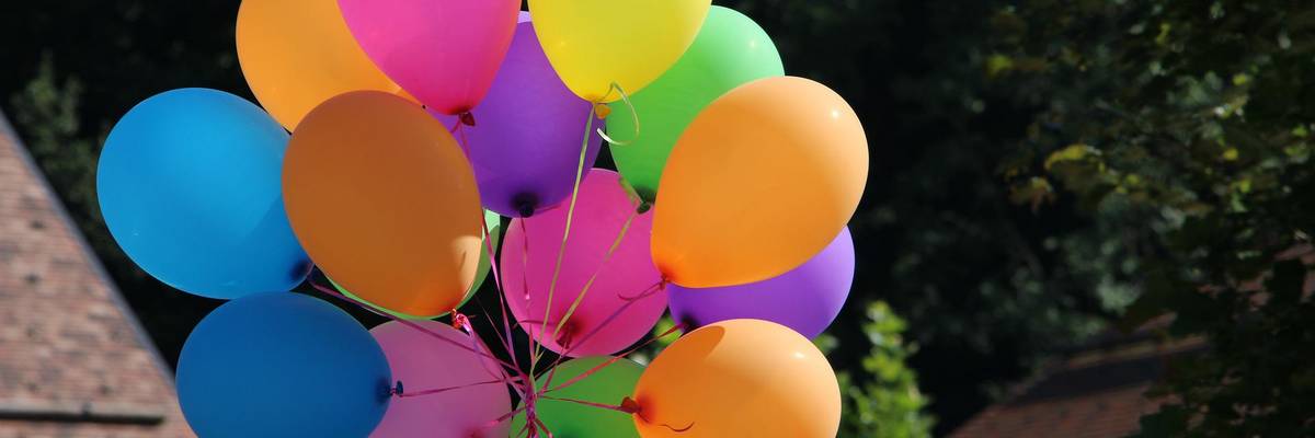 Bunte Luftballons zusammengebunden