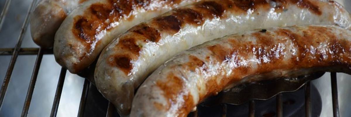 Würstchen auf dem Grill