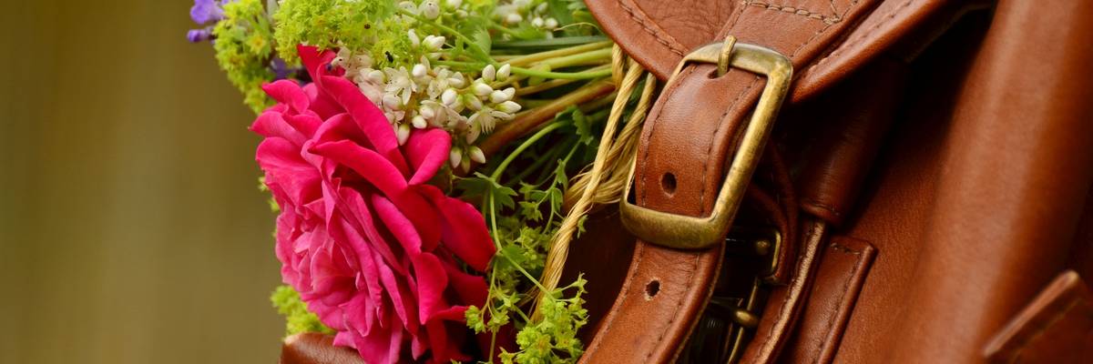 Lederrucksack mit Blumen