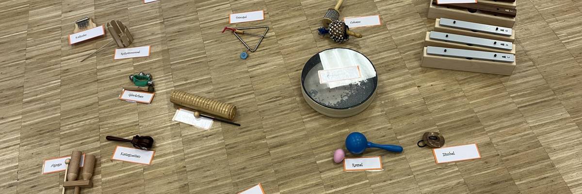 Orffsche Instrumente © Stadt Laatzen/ Karen Schlote In der Mitte des Bodens liegen Orff- Instrumente. Diese sind speziell für die musikalische Früherziehung entwickelt wurden.
