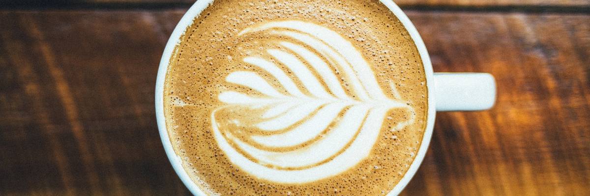 Kaffeetasse mit dekorativem Schaummuster
