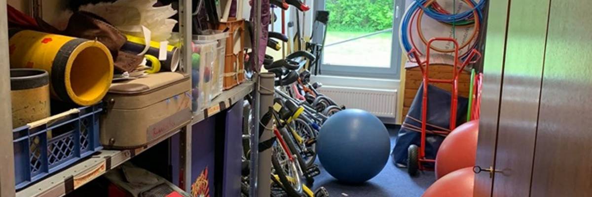 In dem Lager findet sich alles, was der Zirkus benötigt - von Einrädern, Gymnastikbällen hinzu Verkleidungen