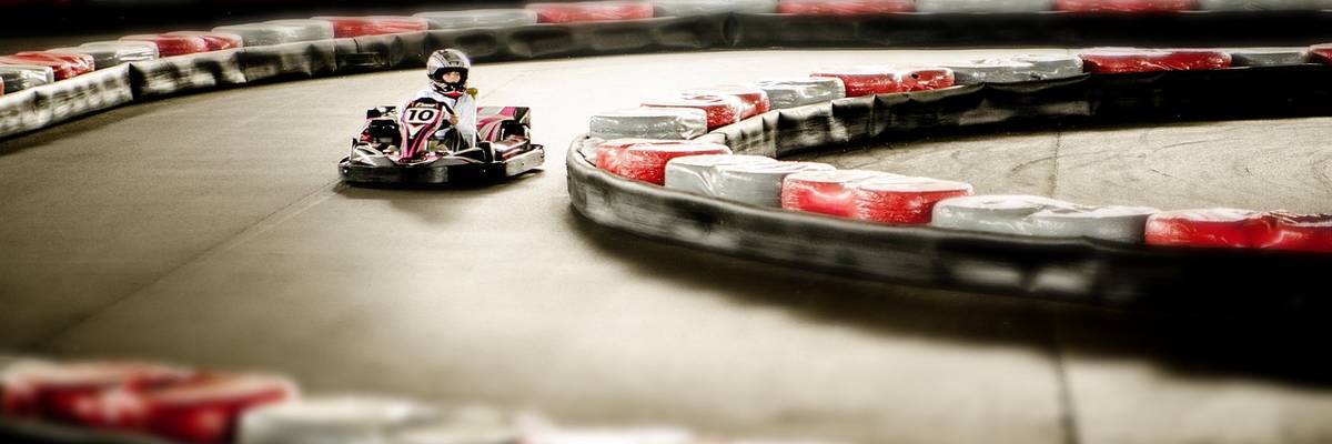 Kart auf einer Kartbahn