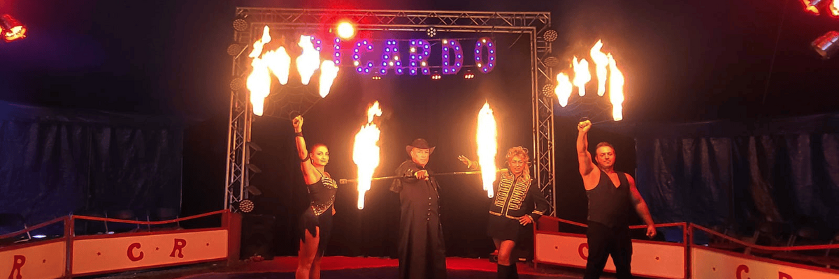 Manege mit mit Feuershow Artisten