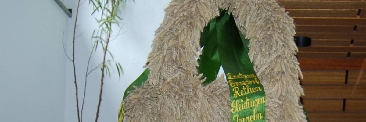 Erntekrone aus Ähren mit Schleife und Schriftzug der Laatzener Ortsteile