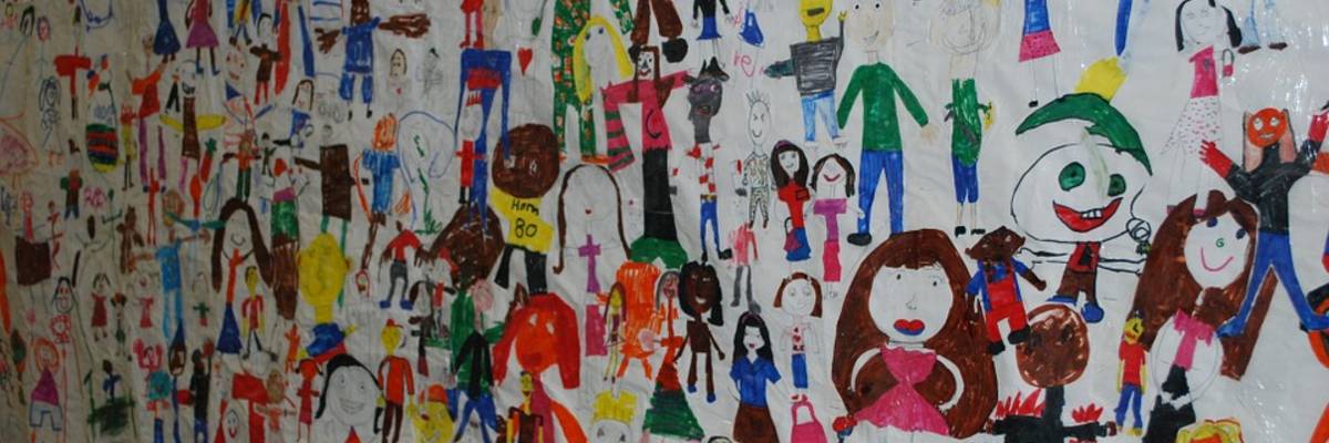 gemaltes Poster mit vielen Kinderbildern