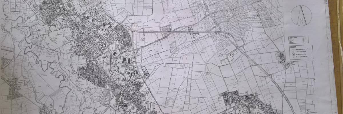 Karte auf Papier mit dem Stadtgebiet und der Übersicht der aktuellen B-Pläne