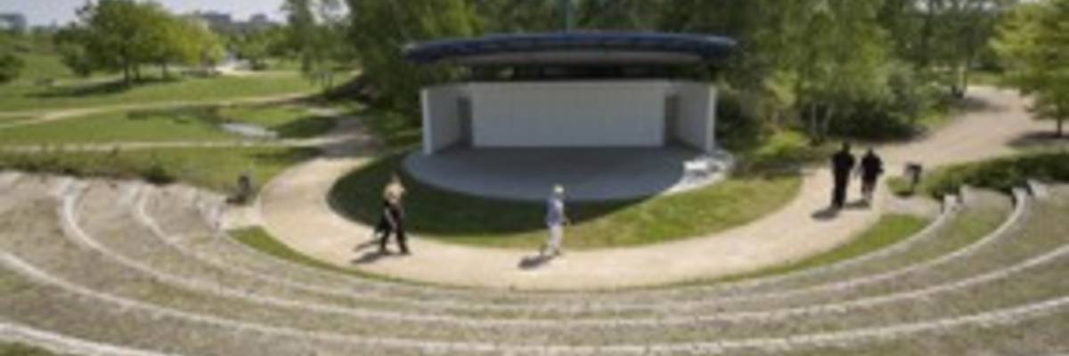 Blick auf die Kulturbühne im Park der Sinne von der Zuschauertribüne