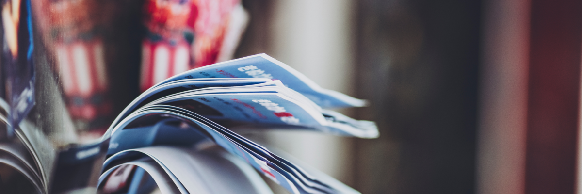 Flyer in einem Hängeregal an einer Wand