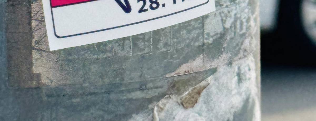 Sticker auf einer Laternensäule mit der Aufschrift Tag der Leichten Sprache