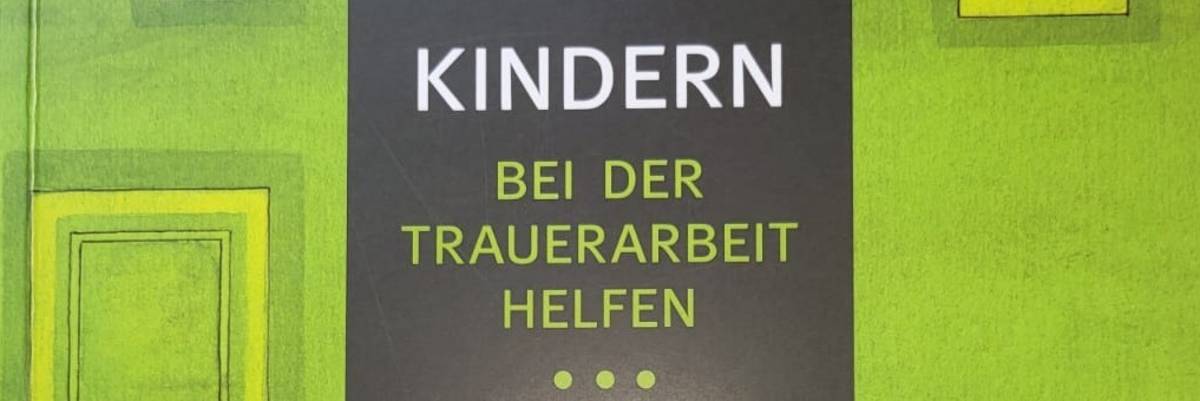Ein Foto von einem Kinderbuch wird gezeigt. Das Kinderbuch hat den Titel "Kindern - bei der Trauerarbeit helfen".
