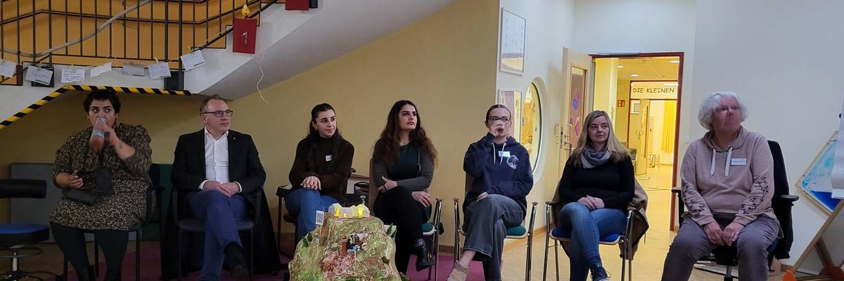 Zertifikatsübergabe © Stadt Laatzen/Karen Schlote Die Fachkräfte des Familienzentrums bekommen das Zertifikat überreicht.