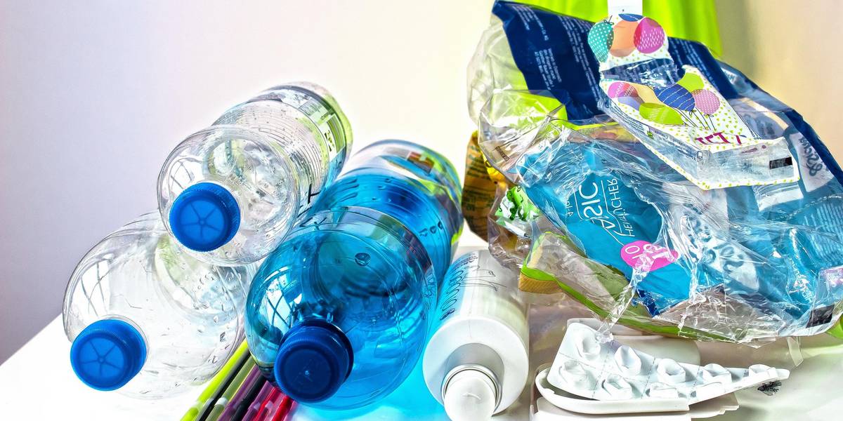 Leere Plastikflaschen gestapelt