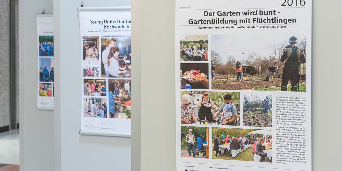 Austellungswände, an denen Plakare vergangener Projekte hängen.