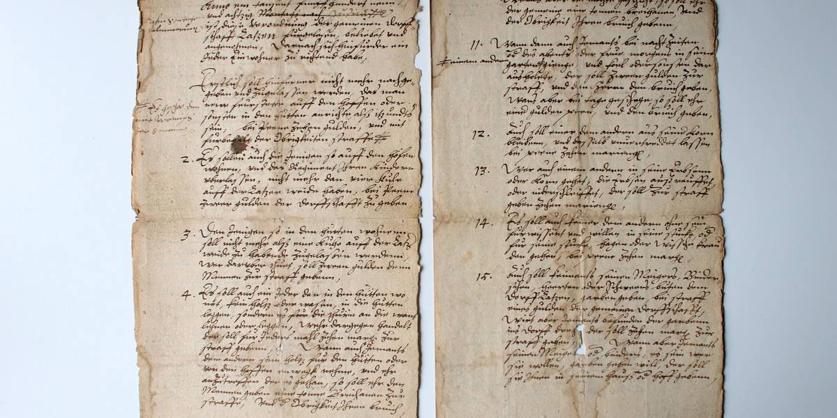 Zwei Blätter einer historischen Handschrift