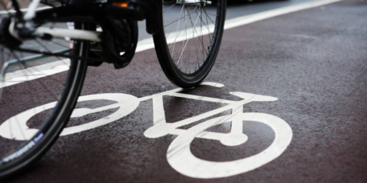 Ein Rad fährt auf einem markierten Fahrradstreifen.