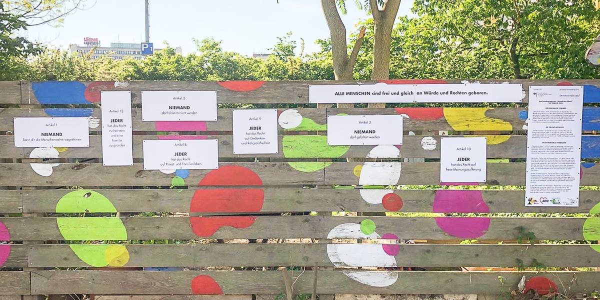 Bunte Tafeln auf einer Holzwand