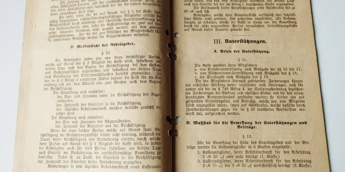 Historisches Schriftstück. Buch aufgeklappt, zwei Seiten azs vergilbtem Papier sind zu sehen.