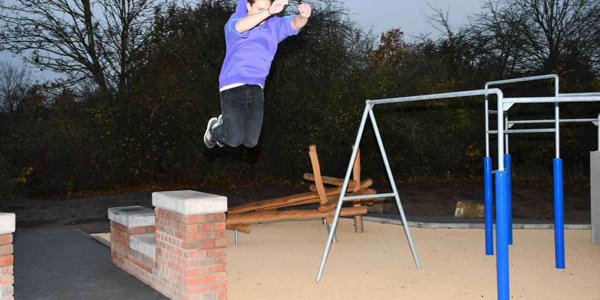 Nutzer des Jugend Aktiv Parks auf der Anlage.