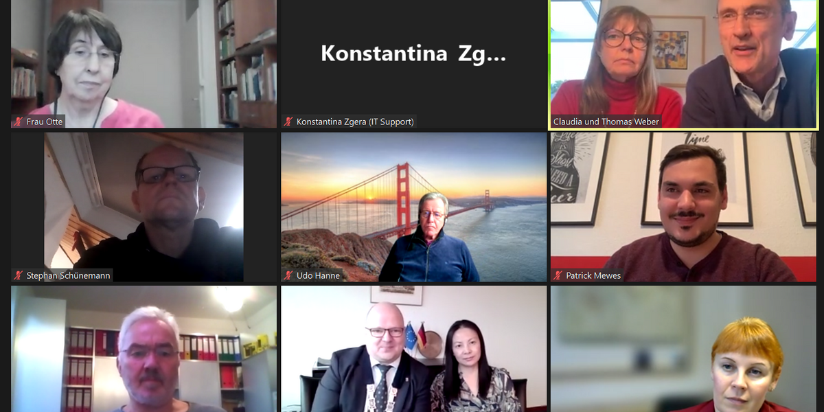 Screenshot einer Zoom-Konferenz mit einer Galerieansicht der Gäste.