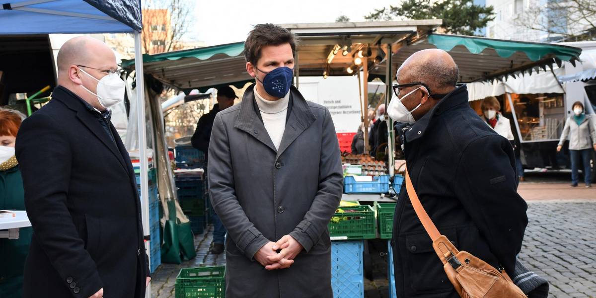 Im Gespräch mit Bürgern: Regionspräsident Krach und Bürgermeister Eggert © Stadt Laatzen / I. Hanenkamp-Ley Der Bürgermeister und der Regionspräsident unterhalten sich mit einem Bürger auf dem Marktplatz.