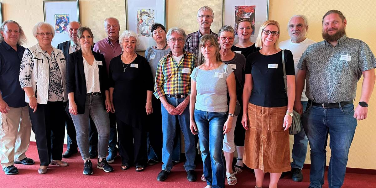 Treffen der Reisegruppe mit den Gubener Vereinen in der Gubener Stadtbibliothek. © Stadt Laatzen Eine Gruppe Menschen steht in einer Reihe nebeneinander.