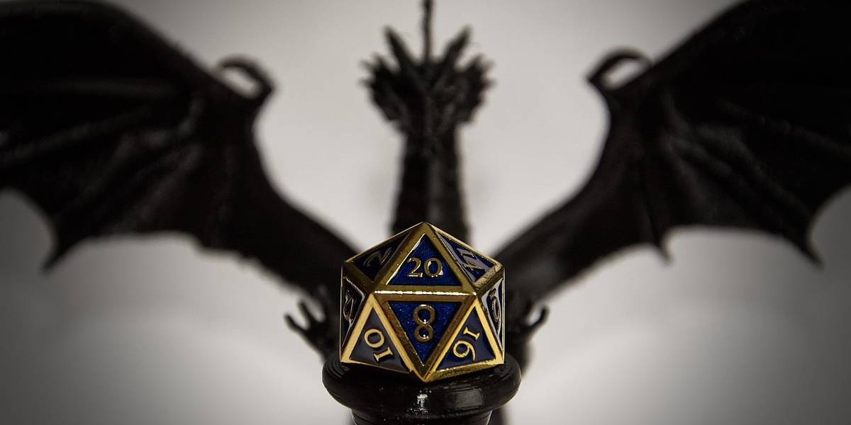 Im Vordergrund liegt ein Würfel, im Hintergrund ist der Schatten eines Drachen.