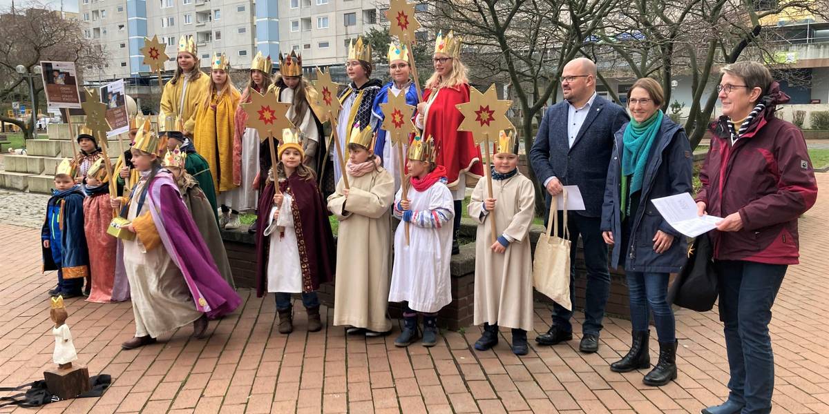 Die Sternsinger der St. Oliver-Gemeinde © Stadt Laatzen / Anke Weisbrich Eine Gruppe Kinder in Königsverkleidung singt vor dem Rathaus.